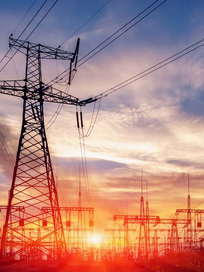 Torres de una subestación eléctrica al atardecer