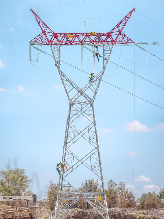 Torre de transmisión de alta tensión terminada