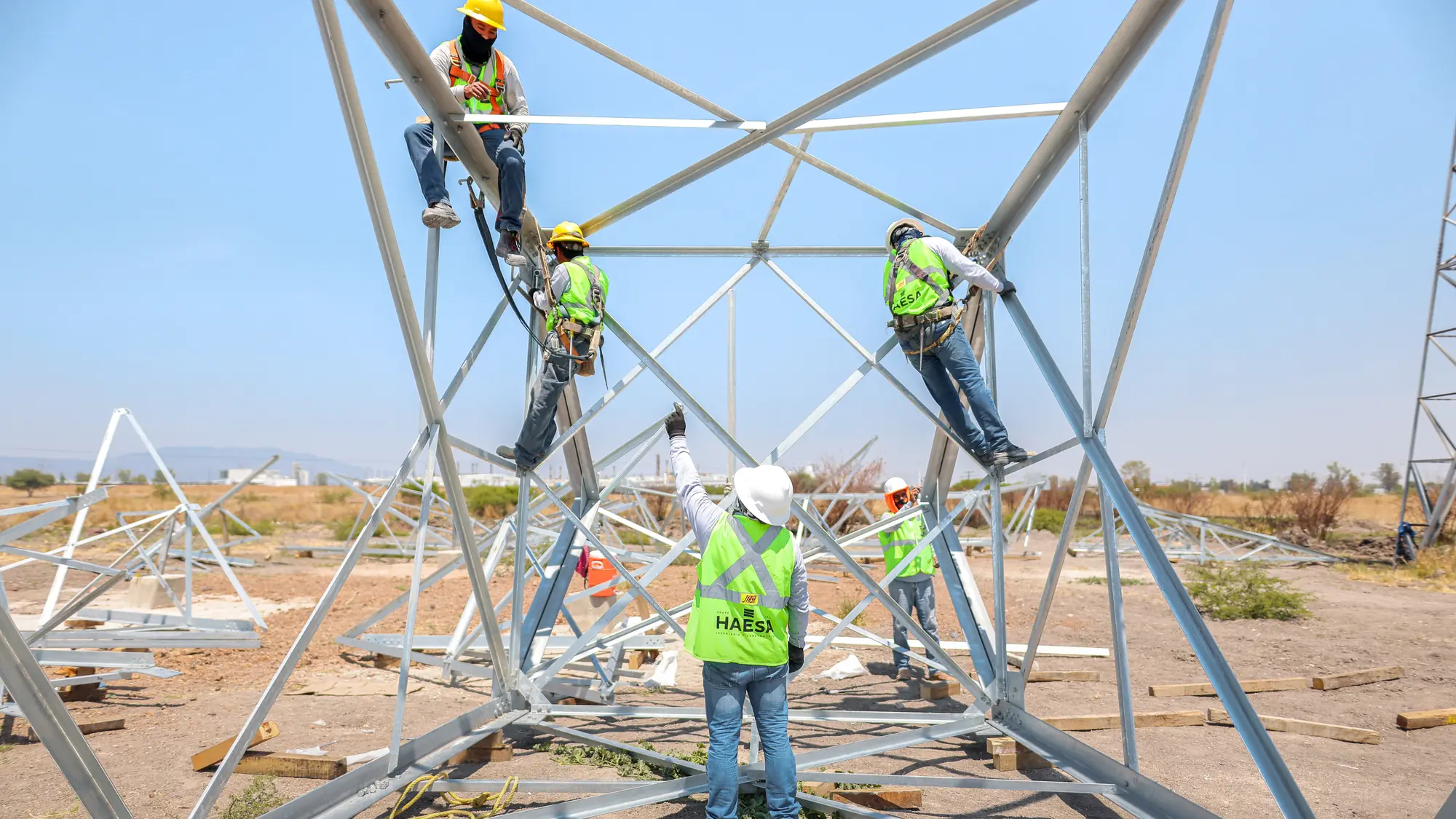 Cuadrilla de HAESA armando la base de una torre de transmisión de 230 kV